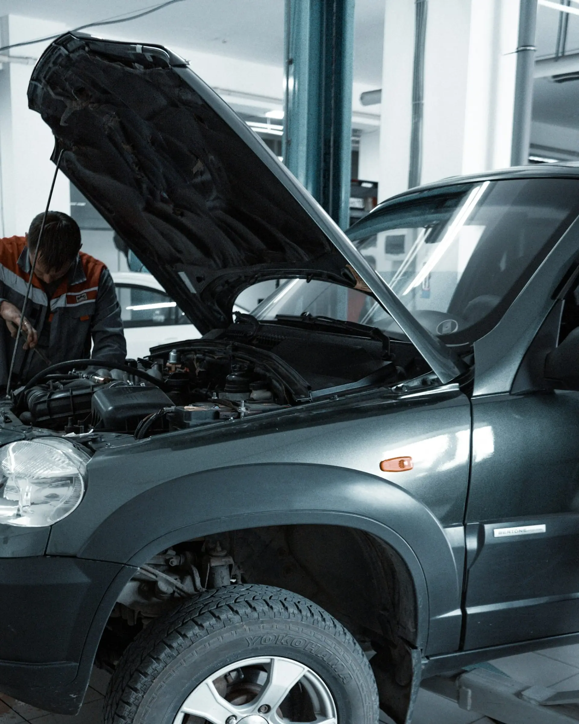 Servis atölyesinde lifte kaldırılmış araç
